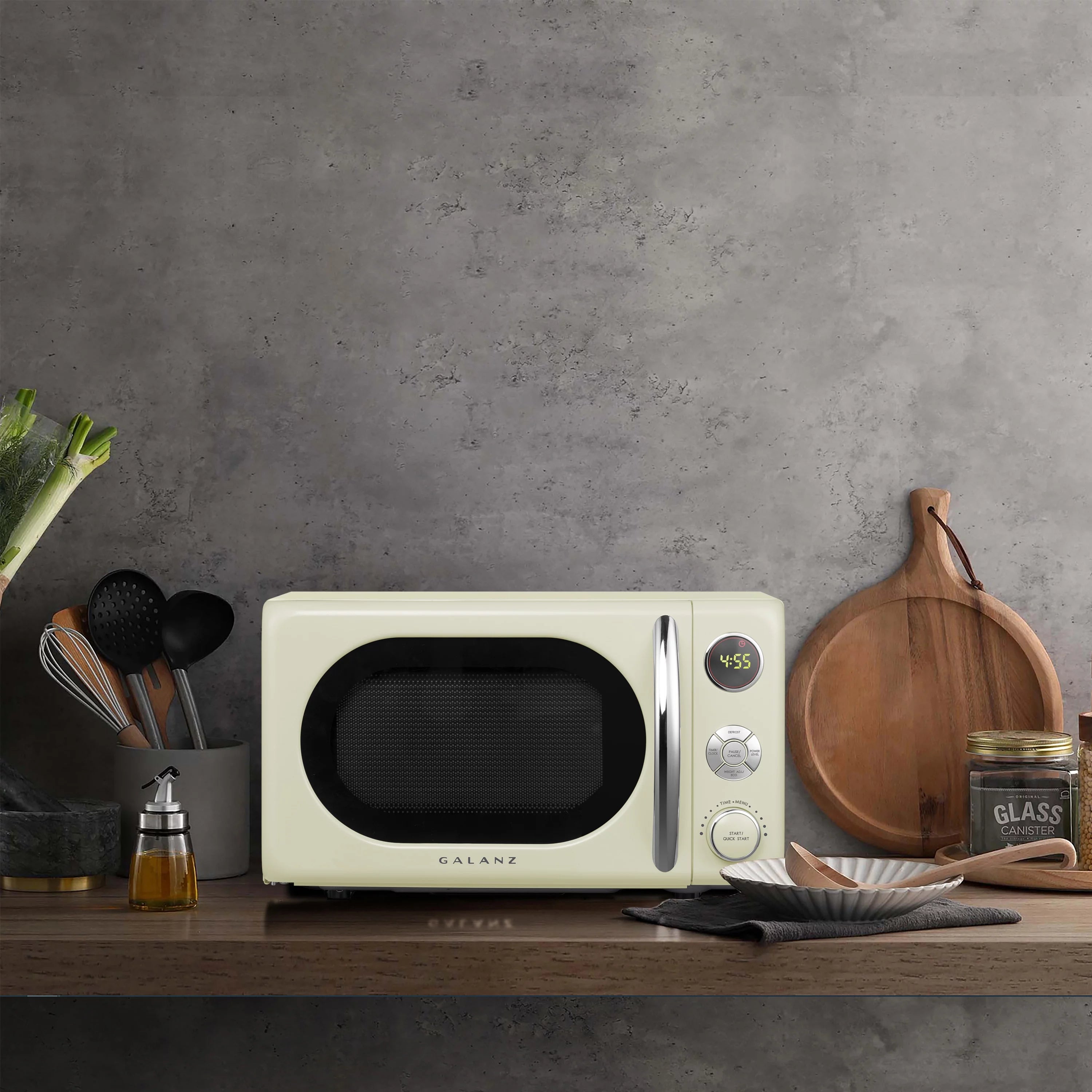 Galanz 0.7 Cu ft Retro Countertop Microwave Oven, 700W, Blue L502