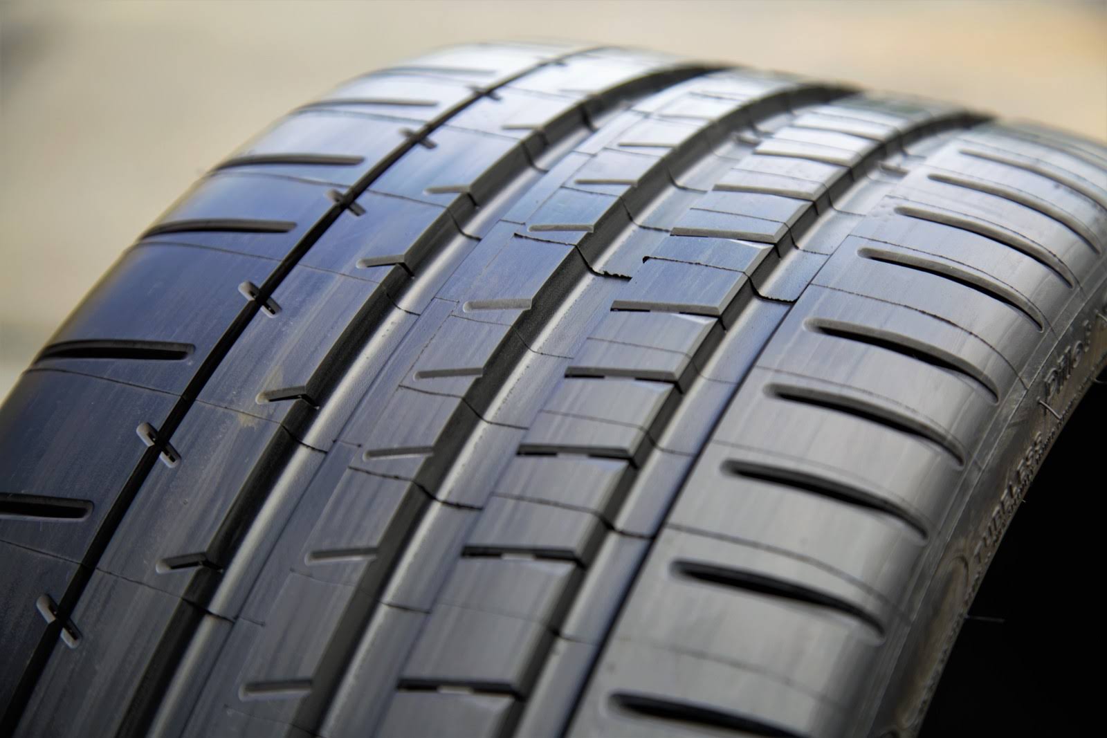 Michelin Pilot Super Sport Tire 245/40ZR19 O6619