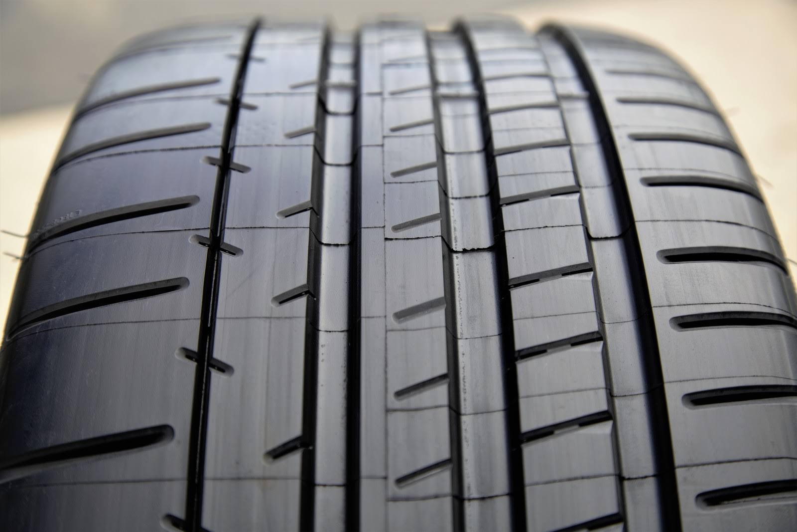 Michelin Pilot Super Sport Tire 245/40ZR19 O6619