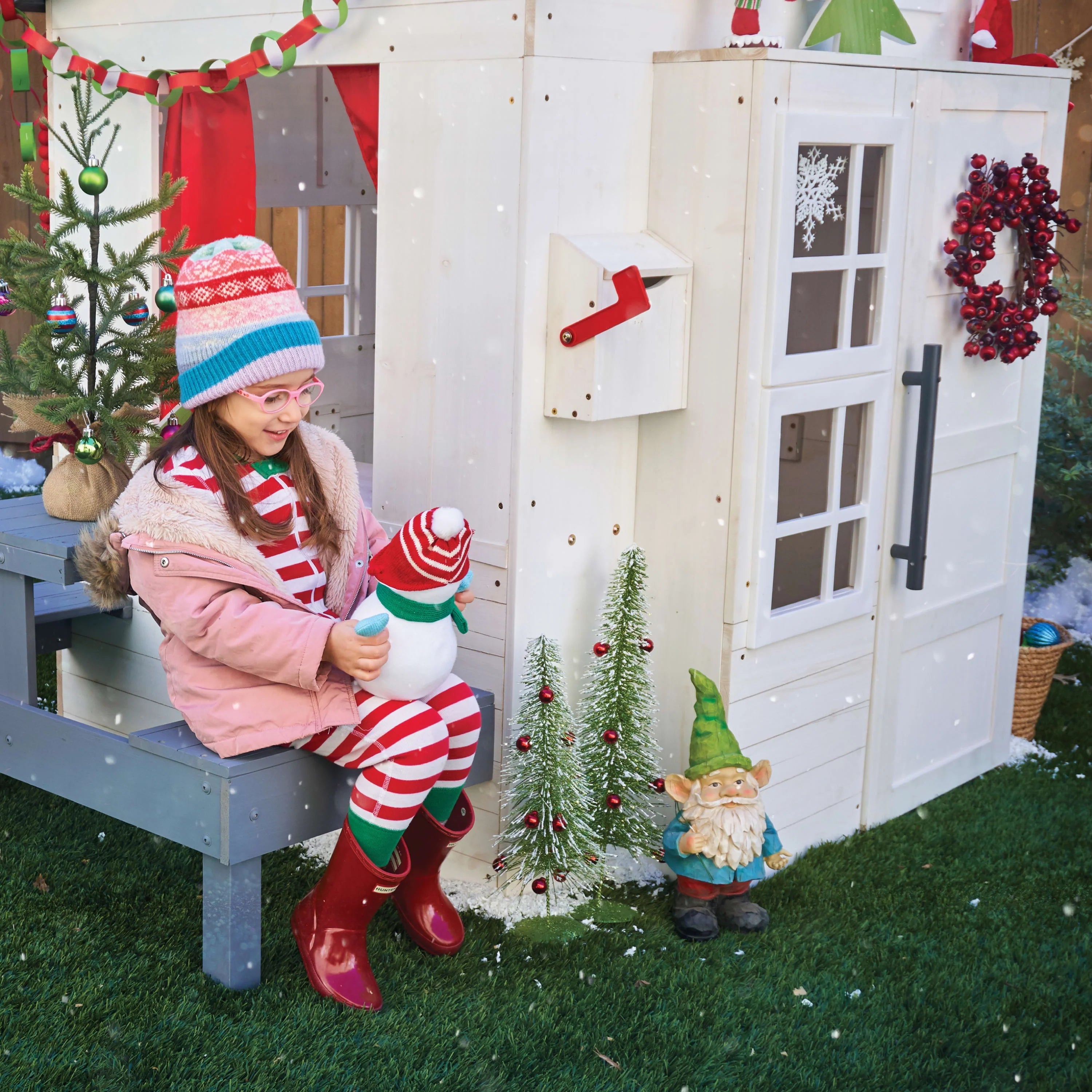 KidKraft Modern Outdoor Wooden Playhouse with Picnic Table, Mailbox & Grill, White P4610